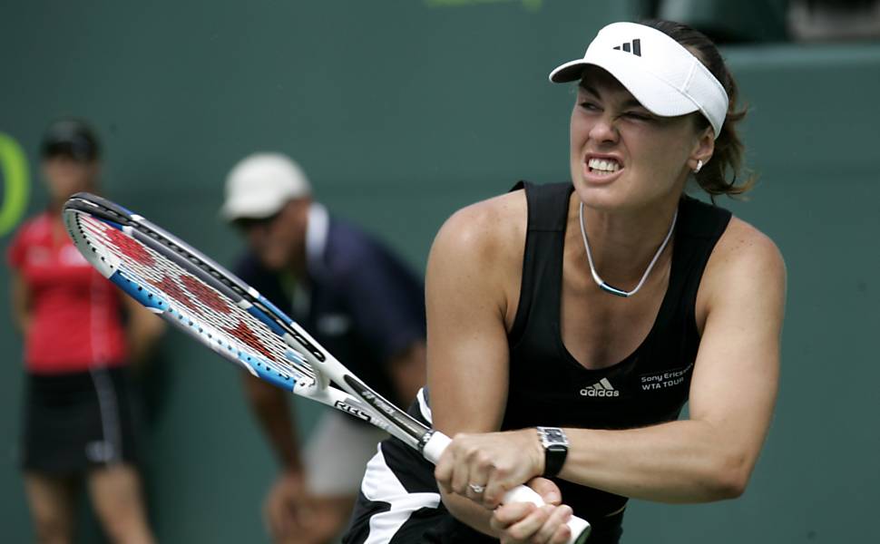 A suíça Martina Hingis, então com 27 anos, admitiu em 2011 que foi flagrada para cocaína em um exame antidoping realizado durante o último torneio de Wimbledon; na sequência, encerrou a carreira profissional. 