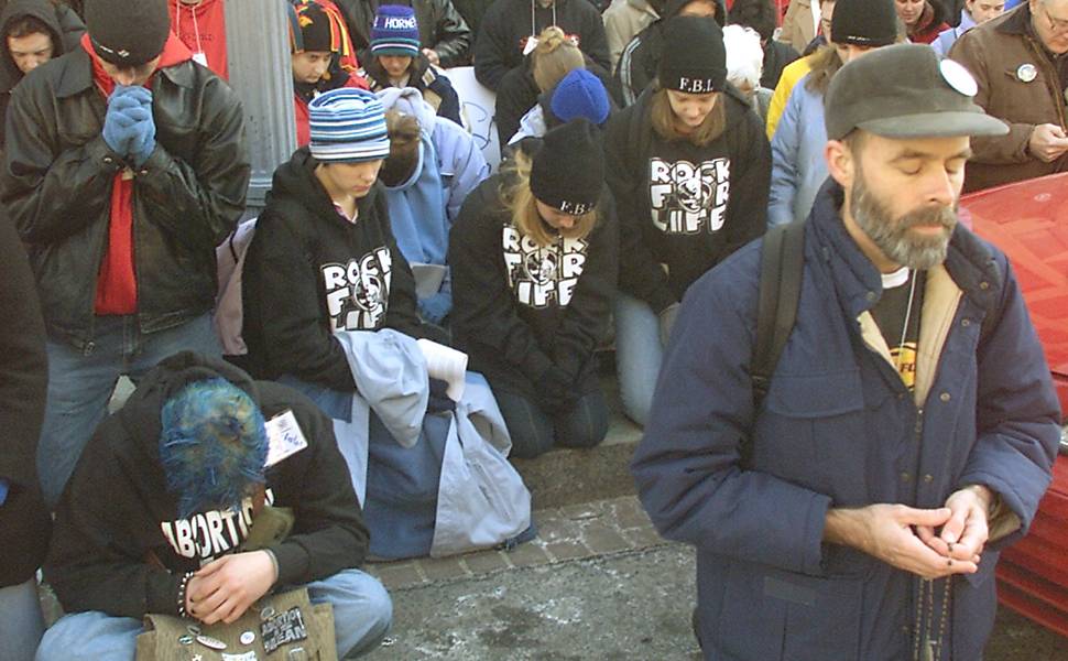 Jovens de grupos anti-aborto rezam em frente ao edifício onde ficam os escritórios do Departamento de Planejamento Familiar em Washington