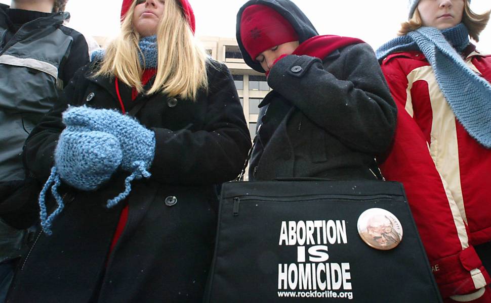 Jovens de grupos anti-aborto rezam em frente ao edifício onde ficam os escritórios do Departamento de Planejamento Familiar em Washington
