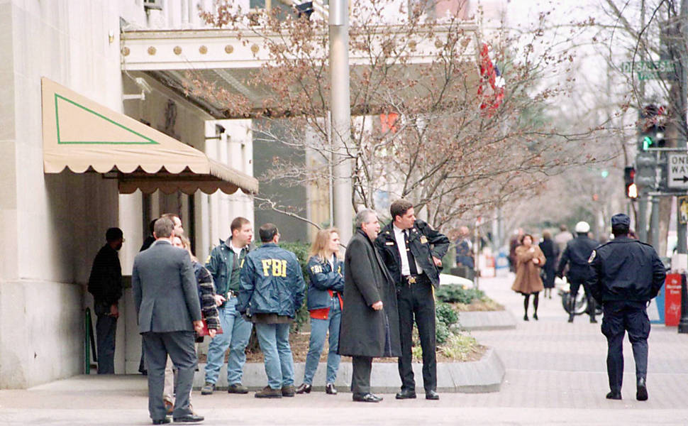 Policiais diante do hotel Mayflower em Washington, próximo ao qual foi encontrada bomba que explodiu perto de clínica de aborto em 1997