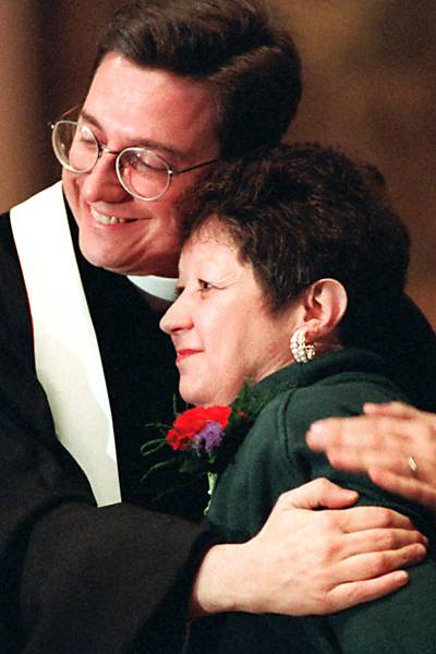 Norma McCorvey é abraçada pelo reverendo Robert L. Schenck, um ano após anunciar que passou a se opor ao procedimento