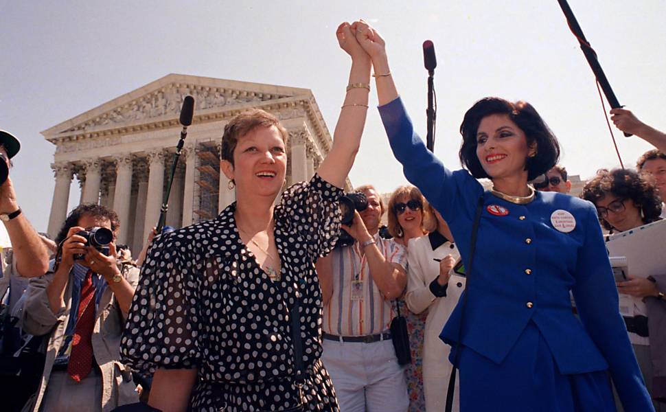 Norma McCorvey participa de ato pró-aborto em frente à Suprema Corte, em Washington, antes de se alinhar aos defensores da proibição da prática