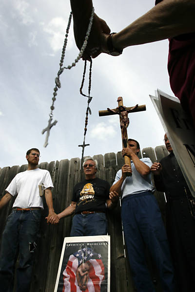 Grupo anti-aborto reza em frente a clínica mantida pelo médico George Tiller, no Kasas; Tiller seria assassinado em 2009