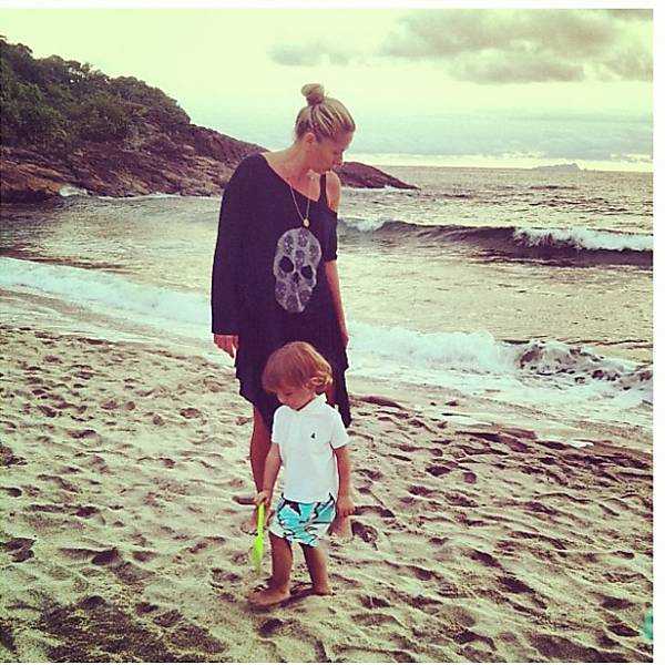 Adriane Galisteu curte férias com o filho
