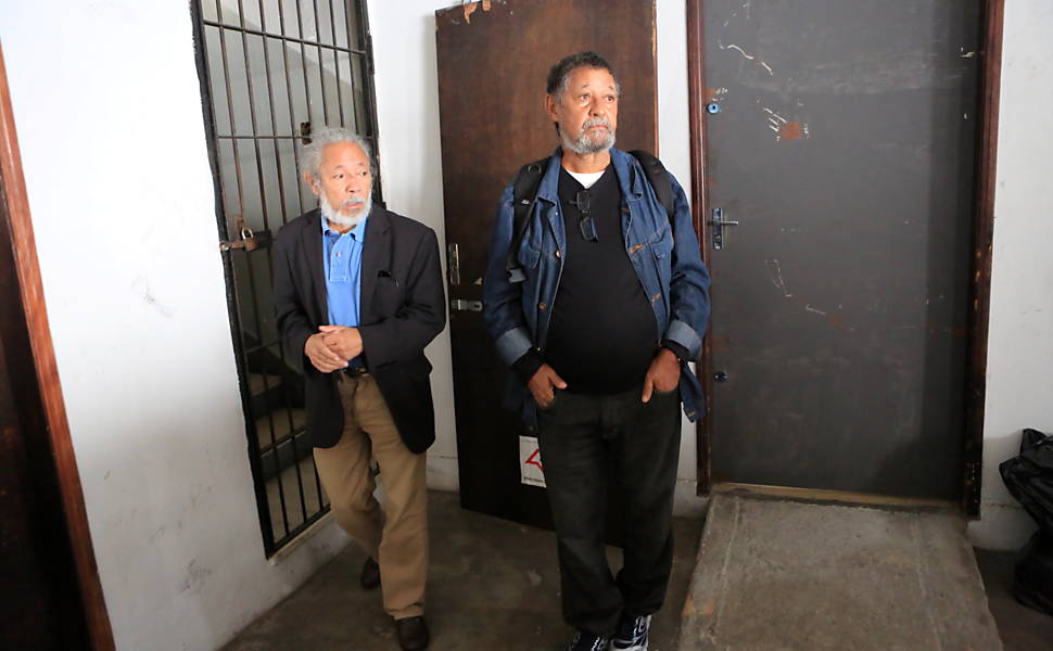Os ex-presos políticos Antonio Carlos Fon (esq.) e Cloves de Castro (dir.) aguardam abertura do portão em frente à escada que dá acesso às salas onde foram torturados no prédio do antigo DOI-Codi paulista <a href="http://www1.folha.uol.com.br/poder/1222555-ex-presos-politicos-visitam-antigo-doi-codi-onde-foram-torturados-em-sp.shtml ">Leia mais</a>