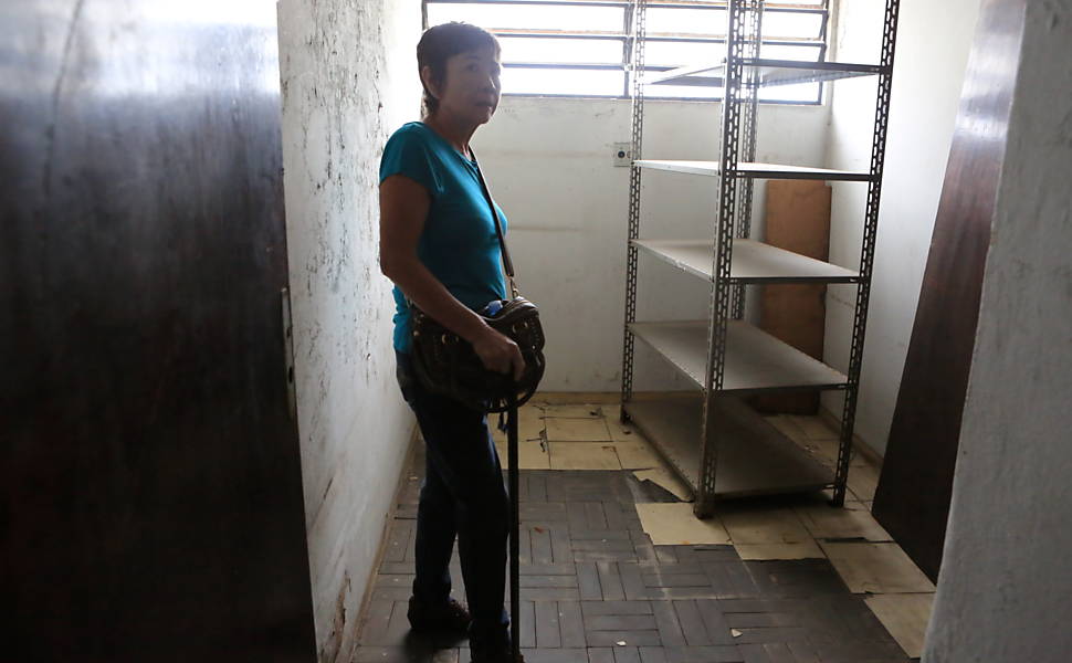 A ex-presa política Darci Miyaki observa antiga cela onde acredita que o jornalista Vladimir Herzog foi fotografado morto com uma corda no pescoço, em 1975, para justificar a versão de suicído, apresentada pelo Exército <a href="http://www1.folha.uol.com.br/poder/1222555-ex-presos-politicos-visitam-antigo-doi-codi-onde-foram-torturados-em-sp.shtml ">Leia mais</a>