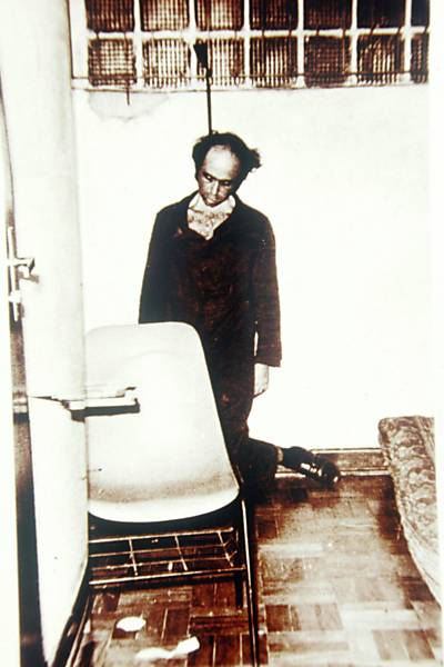 Cena forjada de suicídio de Vladimir Herzog em uma cela do DOI-Codi paulista, em 1975 <a href="http://www1.folha.uol.com.br/poder/1222555-ex-presos-politicos-visitam-antigo-doi-codi-onde-foram-torturados-em-sp.shtml ">Leia mais</a>