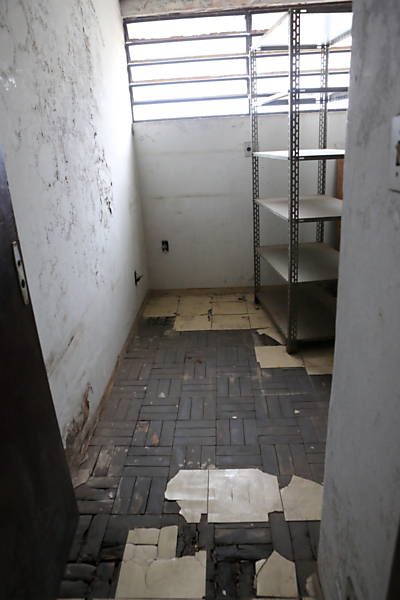 Uma das celas do antigo DOI-Codi onde Vladimir Herzog pode ter sido fotografado morto; há três salas semelhantes à que aparece na famosa foto de Vlado. Janelas e piso foram descaracterizados <a href="http://www1.folha.uol.com.br/poder/1222555-ex-presos-politicos-visitam-antigo-doi-codi-onde-foram-torturados-em-sp.shtml ">Leia mais</a>