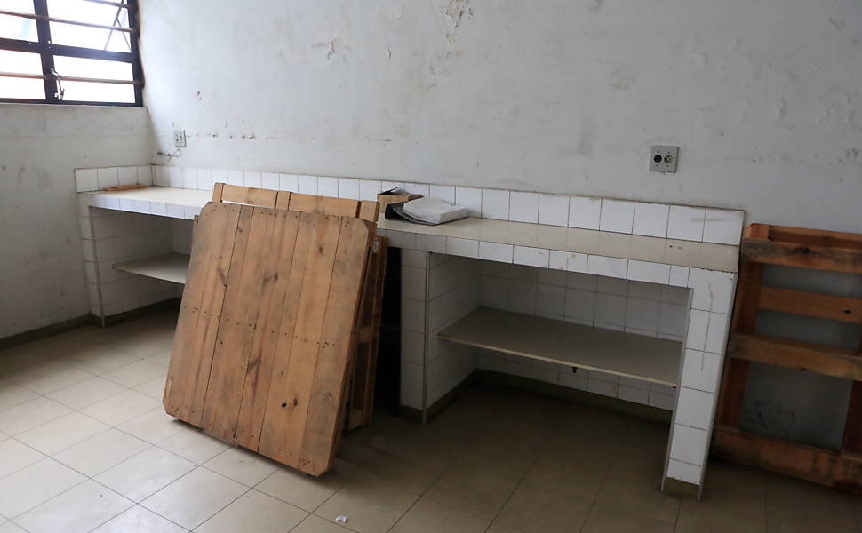 Balcão onde, segundo ex-presos políticos, eram armazenados os equipamentos usados para tortura no prédio do antigo DOI-Codi. Grupos de direitos humanos e ex-presos políticos visitaram o local nesta terça-feira (28) <a href="http://www1.folha.uol.com.br/poder/1222555-ex-presos-politicos-visitam-antigo-doi-codi-onde-foram-torturados-em-sp.shtml ">Leia mais</a>