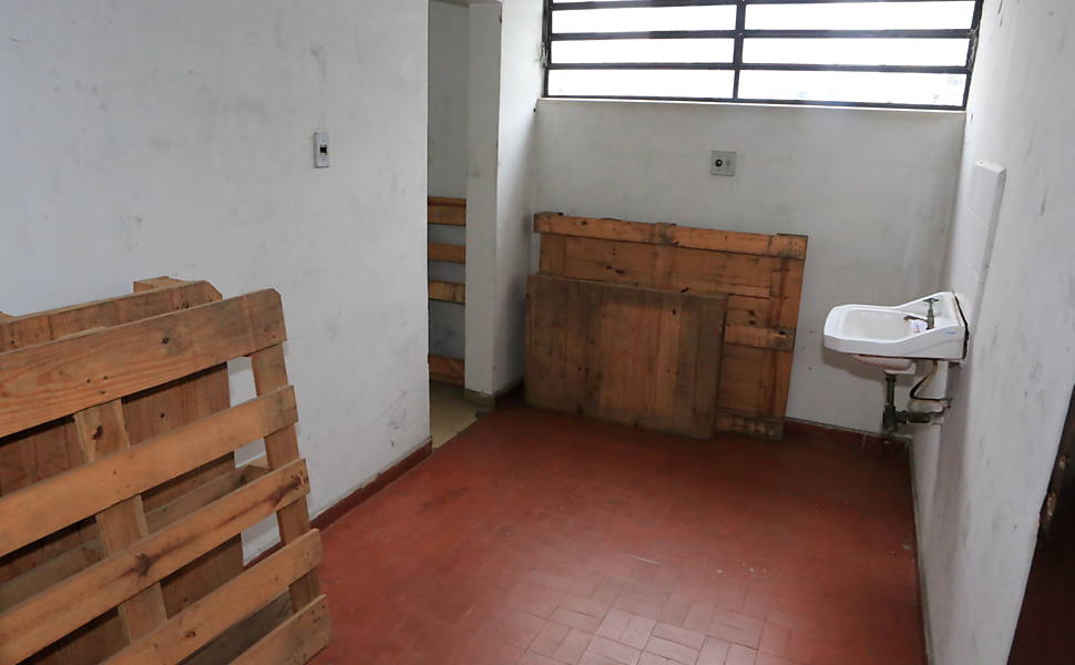 Sala no prédio do antigo DOI-Codi, um dos principais centros da repressão durante a ditadura militar. Grupos de direitos humanos e ex-presos políticos visitaram o local nesta terça-feira (28) <a href="http://www1.folha.uol.com.br/poder/1222555-ex-presos-politicos-visitam-antigo-doi-codi-onde-foram-torturados-em-sp.shtml ">Leia mais</a>