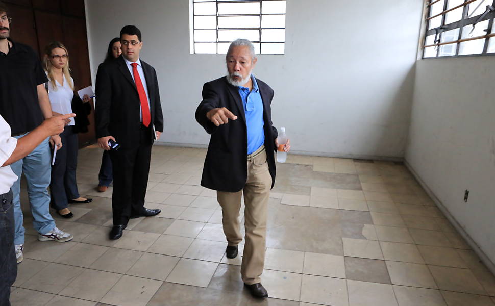 O ex-preso político Antonio Carlos Fon (dir.) mostra sala que era usada para tortura no prédio do antigo DOI-Codi, em São Paulo. Grupos de direitos humanos e ex-presos políticos visitaram o local nesta terça-feira (28) <a href="http://www1.folha.uol.com.br/poder/1222555-ex-presos-politicos-visitam-antigo-doi-codi-onde-foram-torturados-em-sp.shtml ">Leia mais</a>