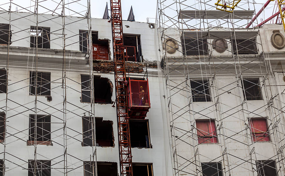 Fachada em obras do Hotel Glória, em 2013