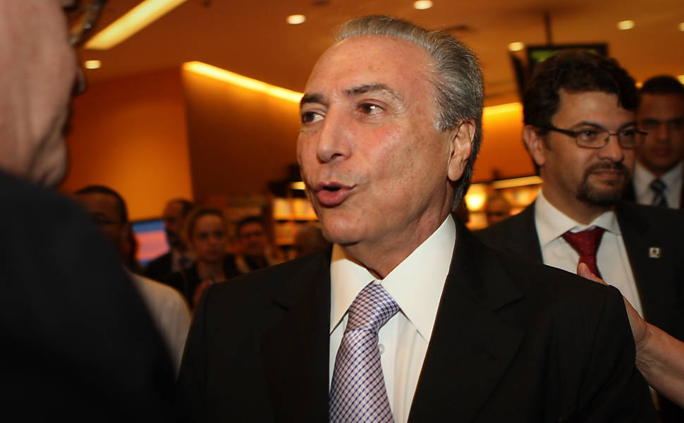 Michel Temer lança livro de poesia