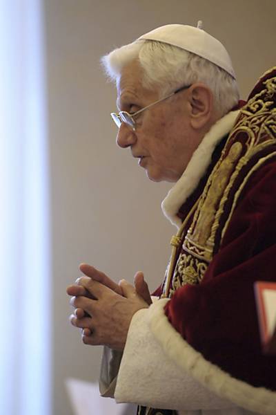 Papa Bento 16 anuncia renúncia