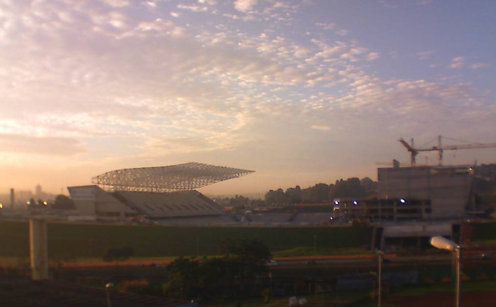 Chuva chega no estádio do Corinthians
