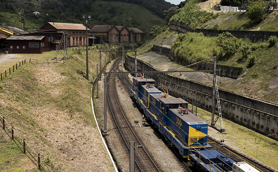 As sete máquinas novas vão quadruplicar a capacidade de transporte de cargas da via