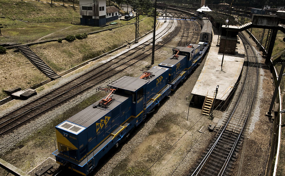 As locomotivas possuem sistema que permite atingir uma inclinação de 10% e vencer o desnível da Serra do Mar