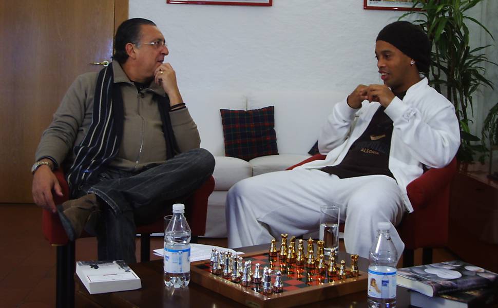 Galvão Bueno entrevista o meia-atacante Ronaldinho Gaúcho