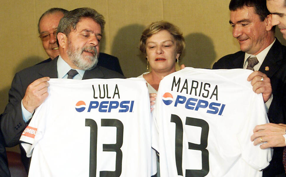 Lula e a mulher, Marisa, recebem camisa com seus nomes durante encontro com o presidente da diretoria do Corinthians, no Palácio do Planalto