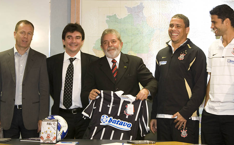 O presidente Luiz Inácio Lula da Silva recebe no escritório da Presidência da República, na avenida Paulista, em São Paulo, o atacante Ronaldo e o presidente do Corinthians, Andrés Sanchez, e o técnico Mano Menezes