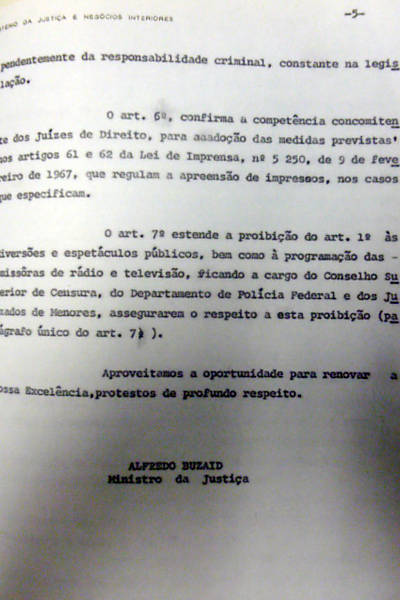 Documento assinado pelo então ministro da Justiça, Alfredo Buzaid, descreve decreto que impõe censura prévia a propagandas, espetáculos, publicações internacionais, entre outros <a href="www1.folha.com.br/especial/2013/folhatransparencia/">Veja lista de documentos</a> 