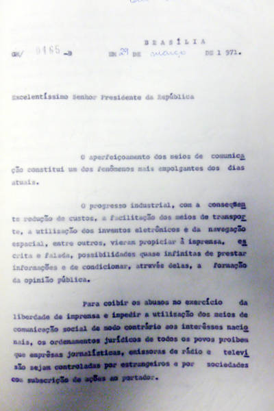 Em 1970, o então ministro da Justiça trata com o presidente, general Emílio Médici, da autorização para determinar a censura nos meios de comunicação no Brasil. O ministro queria impedir especialmente manifestações pela revogação dos Atos Institucionais, divulgação de "notícias sensacionalistas" que poderiam atingir a imagem do Brasil no exterior e até mesmo notícias que "venham a colocar perigo a política econômica do Governo  