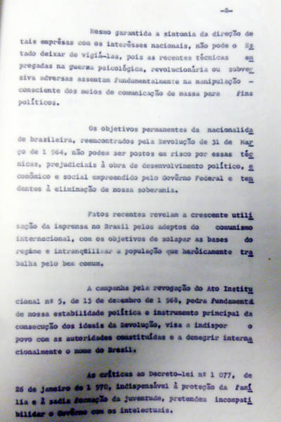Em 1970, o então ministro da Justiça trata com o presidente, general Emílio Médici, da autorização para determinar a censura nos meios de comunicação no Brasil. O ministro queria impedir especialmente manifestações pela revogação dos Atos Institucionais, divulgação de "notícias sensacionalistas" que poderiam atingir a imagem do Brasil no exterior e até mesmo notícias que "venham a colocar perigo a política econômica do Governo <a href="www1.folha.com.br/especial/2013/folhatransparencia/">Veja lista de documentos</a> 