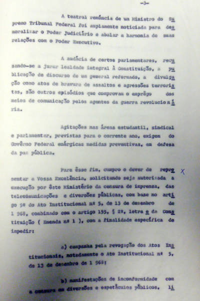 Em 1970, o então ministro da Justiça trata com o presidente, general Emílio Médici, da autorização para determinar a censura nos meios de comunicação no Brasil. O ministro queria impedir especialmente manifestações pela revogação dos Atos Institucionais, divulgação de "notícias sensacionalistas" que poderiam atingir a imagem do Brasil no exterior e até mesmo notícias que "venham a colocar perigo a política econômica do Governo <a href="www1.folha.com.br/especial/2013/folhatransparencia/">Veja lista de documentos</a> 
