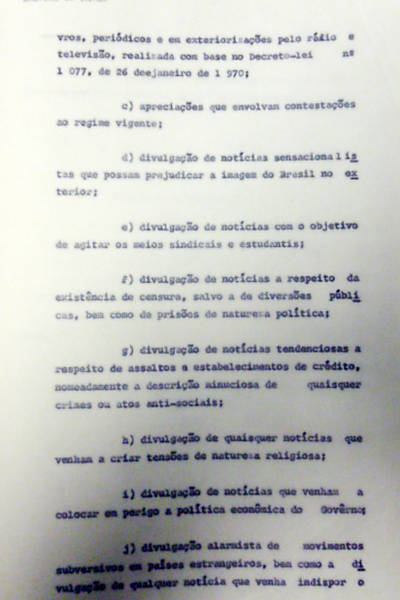 Em 1970, o então ministro da Justiça trata com o presidente, general Emílio Médici, da autorização para determinar a censura nos meios de comunicação no Brasil. O ministro queria impedir especialmente manifestações pela revogação dos Atos Institucionais, divulgação de "notícias sensacionalistas" que poderiam atingir a imagem do Brasil no exterior e até mesmo notícias que "venham a colocar perigo a política econômica do Governo <a href="www1.folha.com.br/especial/2013/folhatransparencia/">Veja lista de documentos</a> 