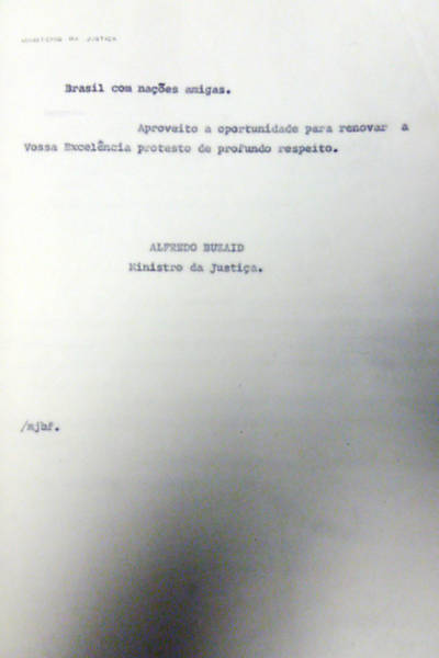 Em 1970, o então ministro da Justiça trata com o presidente, general Emílio Médici, da autorização para determinar a censura nos meios de comunicação no Brasil. O ministro queria impedir especialmente manifestações pela revogação dos Atos Institucionais, divulgação de "notícias sensacionalistas" que poderiam atingir a imagem do Brasil no exterior e até mesmo notícias que "venham a colocar perigo a política econômica do Governo <a href="www1.folha.com.br/especial/2013/folhatransparencia/">Veja lista de documentos</a> 