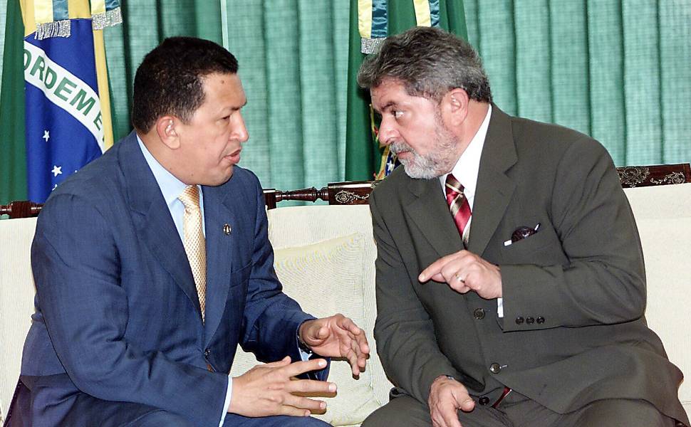 O ex-presidente do Brasil Lula recebe o presidente da Venezuela, Hugo Chávez, no palácio do Planalto, em Brasília
