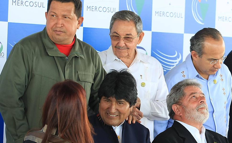 Os presidentes Cristina Kirchner (Argentina), Hugo Chávez (Venezuela), Raúl Castro (Cuba), Evo Morales (Bolívia) e Lula (Brasil) durante reunião na Bahia