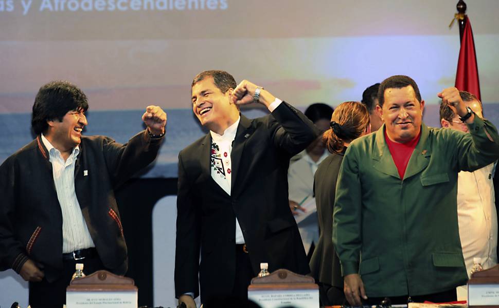 O presidente do Equador, Rafael Correa, entre os colegas Evo Morales (à esq.) e Hugo Chávez durante cúpula da Alba (Aliança Bolivariana para as Américas), em Otavalo, no Equador