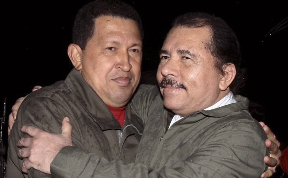Os presidentes Hugo Chávez, da Venezuela, e Daniel Ortega (à dir.), da Nicarágua, se abraçam durante encontro, em Manágua