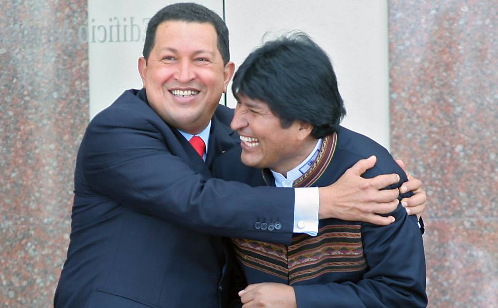 Presidente Hugo Chávez cumprimenta Evo Morales em Montevidéu, no Uruguai