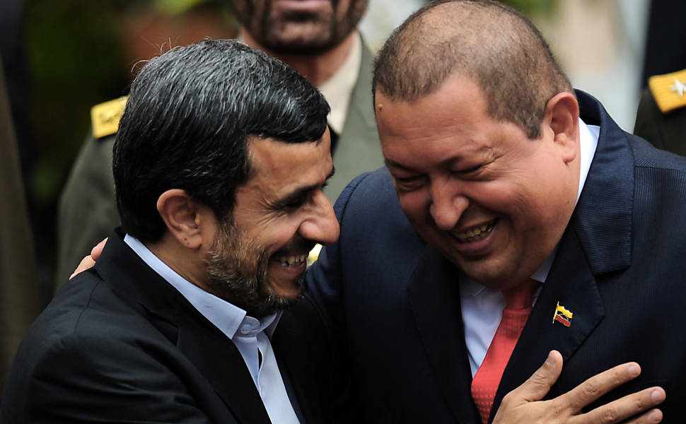 Presidente Hugo Chávez cumprimenta e Mahmoud Ahmadinejad em Caracas, na Venezuela