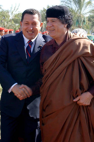 Presidente Hugo Chávez cumprimenta Muammar Gaddafi em Trípoli, na Líbia