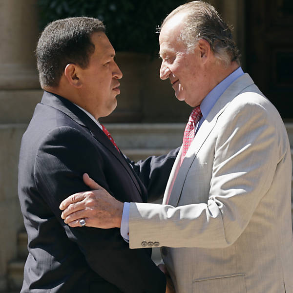 Presidente Hugo Chávez cumprimenta o rei Juan Carlos em Mallorca, na Espanha