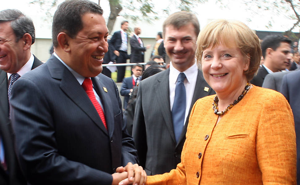 Presidente Hugo Chávez cumprimenta a presidenta da Alemanha, Angela Merkel, em Lima