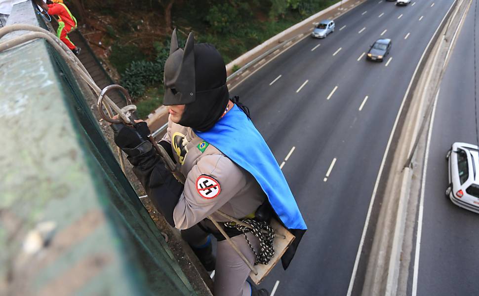 Batman e Patatá durante protestos em SP