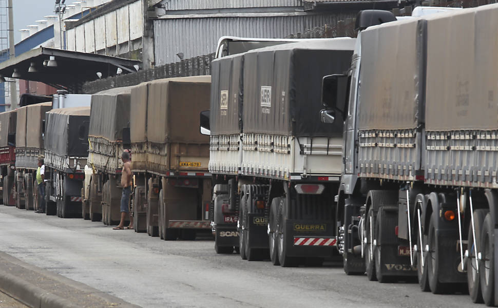 Fila de caminhões em Santos; safra recorde deve fazer movimento em direção ao porto perdurar por dias