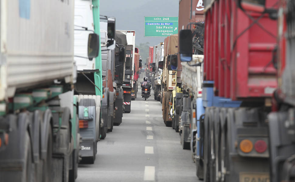 Movimento intenso de caminhões na rodovia Cônego Domênico Rangoni, próximo a Cubatão, em direção ao porto de Santos