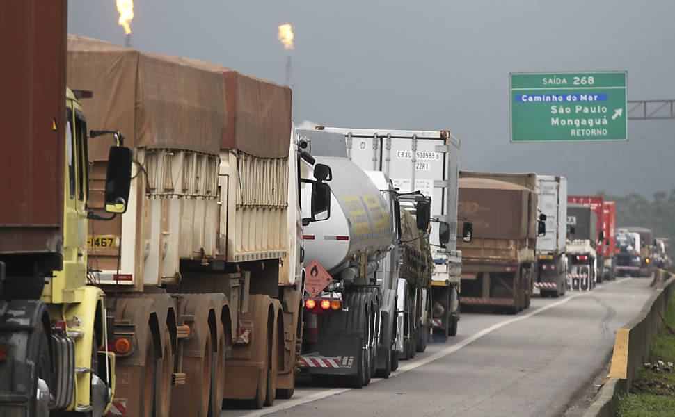 Trânsito intenso de caminhões em direção ao porto de Santos prejudica fluxo na rodovia Cônego Domênico Rangoni