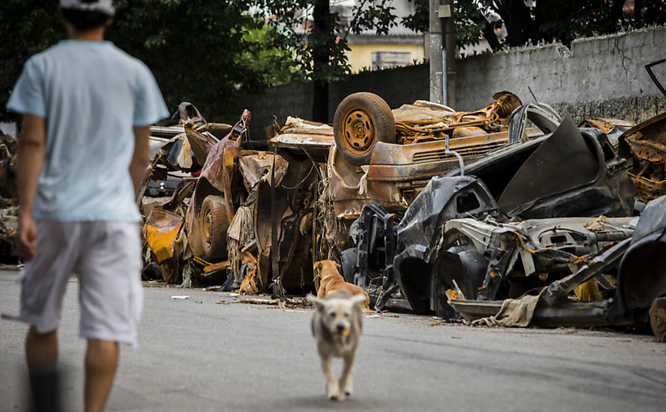 Carcaças de carros em ruas do Jardim Noêmia 
