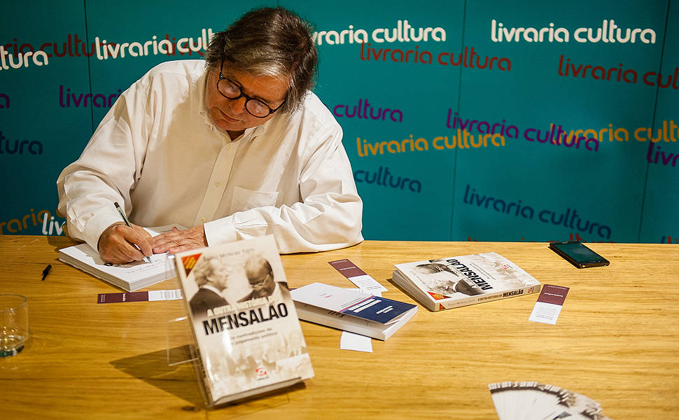 Paulo Moreira Leite lança livro sobre o Mensalão