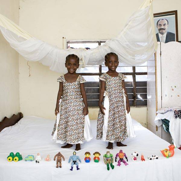 Fotógrafo mostra crianças e seus brinquedos em 58 países