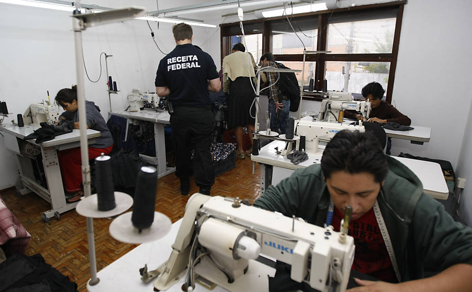 28 bolivianos resgatados de oficina de costura