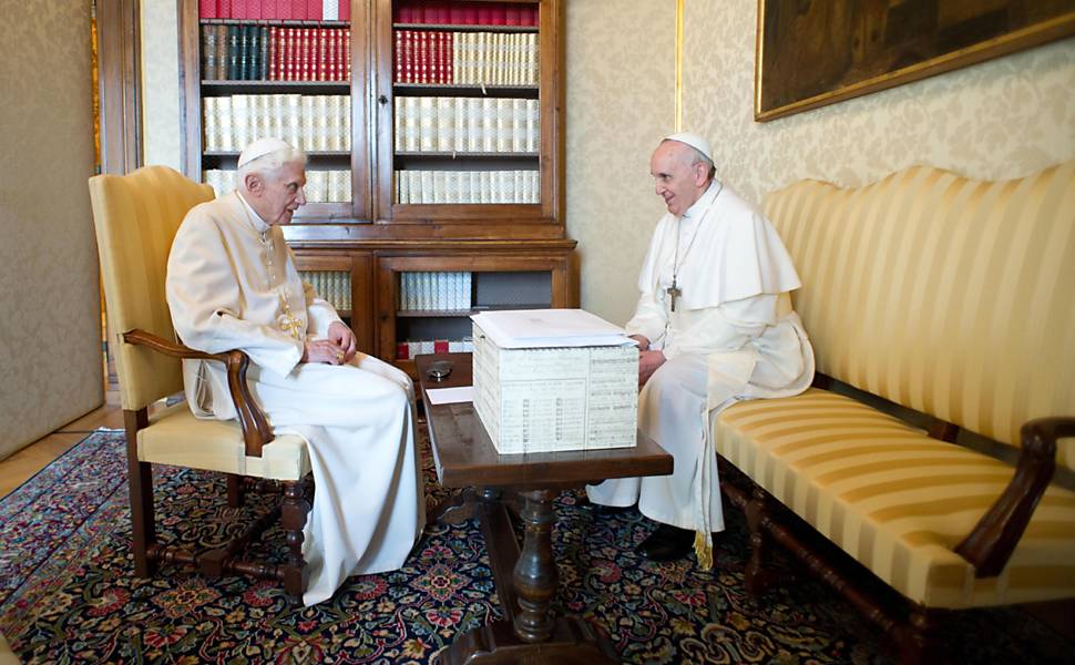 Papa Francisco se reúne com Bento 16