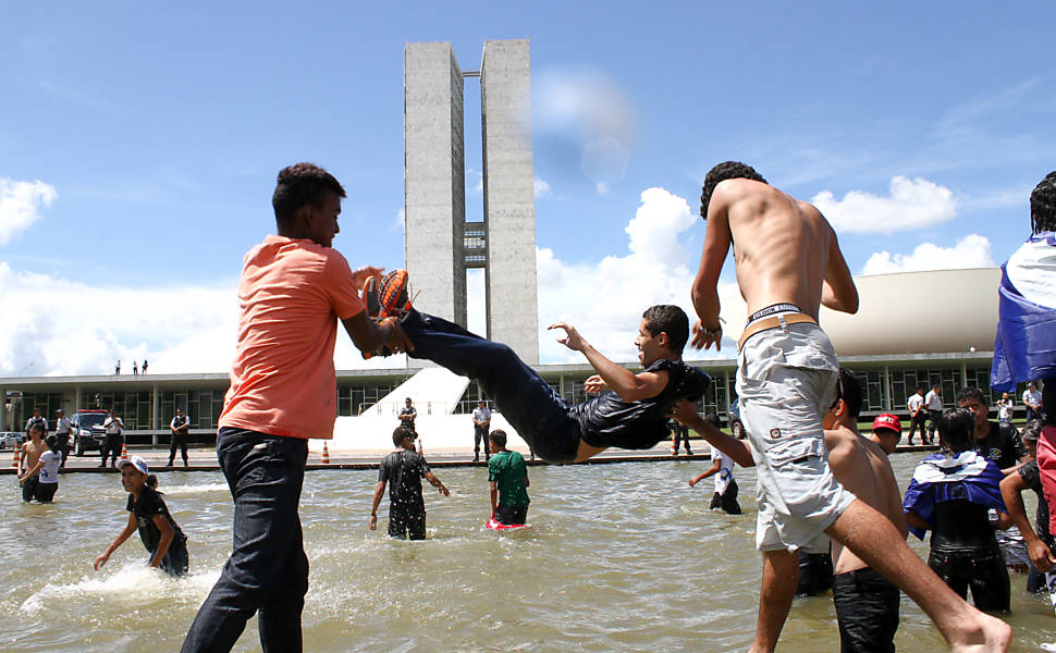Estudantes entram no espelho d'água do Congresso durante manifestação na Esplanada dos Ministérios, em Brasília