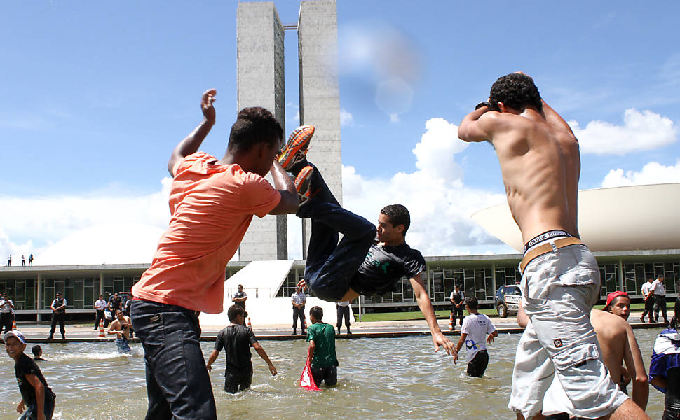 Estudantes entram no espelho d'água do Congresso durante manifestação na Esplanada dos Ministérios, em Brasília